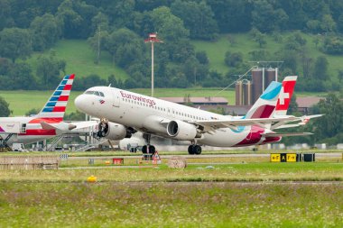 Zürih, İsviçre, 5 Ağustos 2025 D-ABNL Eurowings Airbus A320-214 kalkıyor.