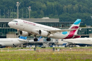 Zürih, İsviçre, 5 Ağustos 2025 D-ABNL Eurowings Airbus A320-214 kalkıyor.
