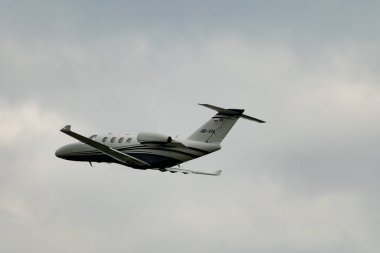 Zürih, İsviçre, 5 Ağustos 2025 HB-VIA Cessna Citation M2 uçağı kalkıyor.