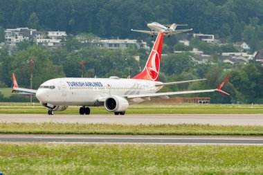 Zürih, İsviçre, 5 Ağustos 2025 TC-LCO Türk Hava Yolları Boeing 737-MAX-8 uçağı kapıya yanaşıyor.