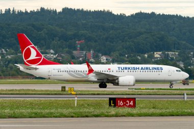 Zürih, İsviçre, 5 Ağustos 2025 TC-LCO Türk Hava Yolları Boeing 737-MAX-8 uçağı kapıya yanaşıyor.