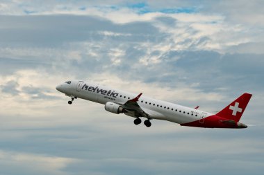 Zürih, İsviçre, 5 Ağustos 2025 HB-JVJ Helvetic Havayolları Embraer E195AR uçağı kalkıyor.