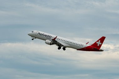 Zürih, İsviçre, 5 Ağustos 2025 HB-JVJ Helvetic Havayolları Embraer E195AR uçağı kalkıyor.