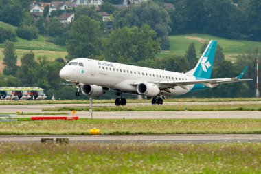 Zürih, İsviçre, 5 Ağustos 2025 I-JENK Air Dolomiti Embraer E190LR uçağı kalkıyor.
