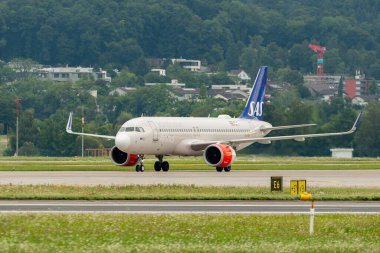 Zürih, İsviçre, 5 Ağustos 2025 SE-ROP SAS Scandinavian Airlines Airbus A320-251N uçağı kapıya yanaşıyor.