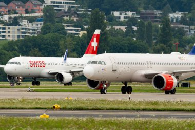 Zürih, İsviçre, 5 Ağustos 2025 SE-ROP SAS Scandinavian Airlines Airbus A320-251N uçağı kapıya yanaşıyor.