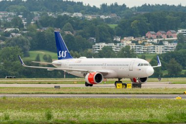 Zürih, İsviçre, 5 Ağustos 2025 SE-ROP SAS Scandinavian Airlines Airbus A320-251N uçağı kapıya yanaşıyor.