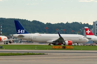 Zürih, İsviçre, 5 Ağustos 2025 SE-ROP SAS Scandinavian Airlines Airbus A320-251N uçağı kapıya yanaşıyor.