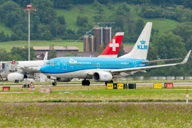 Zürih, İsviçre, 5 Ağustos 2025 PH-BGG KLM Hollanda Kraliyet Havayolları Boeing 737-7K2 uçağı kalkıyor.