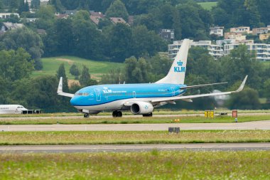 Zürih, İsviçre, 5 Ağustos 2025 PH-BGG KLM Hollanda Kraliyet Havayolları Boeing 737-7K2 uçağı kalkıyor.