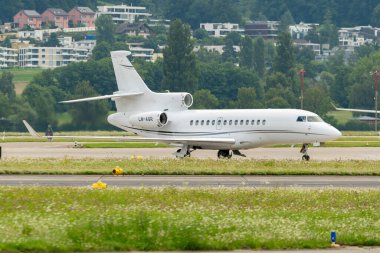 Zürih, İsviçre, 5 Ağustos 2025 LN-AGR Sundt Hava saldırısı Falcon 7X uçağı kapıya doğru ilerliyor.