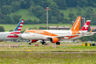 Zürih, İsviçre, 5 Ağustos 2025 OE-IJH Easy Jet Airbus A320-214 pistten kalkıyor.