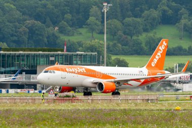 Zürih, İsviçre, 5 Ağustos 2025 OE-IJH Easy Jet Airbus A320-214 pistten kalkıyor.