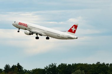 Zürih, İsviçre, 5 Ağustos 2025 İsviçre HB-ION İsviçre Airbus A321-212 pistten kalkıyor.
