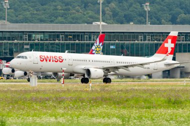 Zürih, İsviçre, 5 Ağustos 2025 İsviçre HB-ION İsviçre Airbus A321-212 pistten kalkıyor.