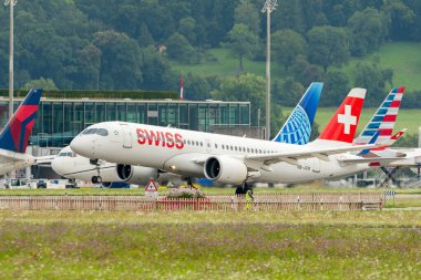 Zürih, İsviçre, 5 Ağustos 2025 HB-JCM İsviçreli bombardıman uçağı CS-300 veya Airbus A220-300 uçağı 28 numaralı pistten kalkıyor.
