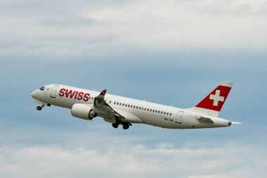 Zürih, İsviçre, 5 Ağustos 2025 HB-JCM İsviçreli bombardıman uçağı CS-300 veya Airbus A220-300 uçağı 28 numaralı pistten kalkıyor.