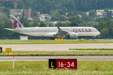 Zürih, İsviçre, 5 Ağustos 2025 A7-All Katar Havayolları Airbus A350-941 uçağı kalkış konumuna geçiyor.