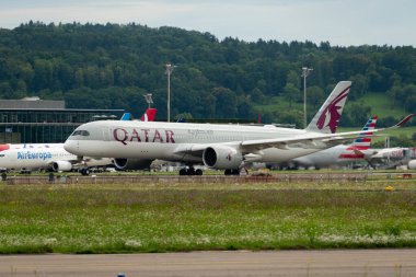 Zürih, İsviçre, 5 Ağustos 2025 A7-All Katar Havayolları Airbus A350-941 uçak kalkıyor.