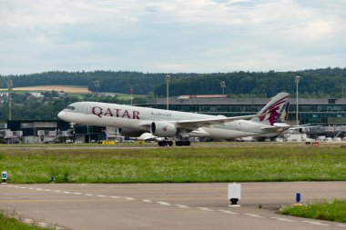 Zürih, İsviçre, 5 Ağustos 2025 A7-All Katar Havayolları Airbus A350-941 uçak kalkıyor.