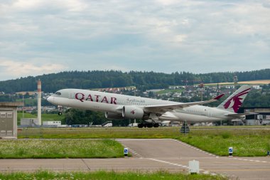 Zürih, İsviçre, 5 Ağustos 2025 A7-All Katar Havayolları Airbus A350-941 uçak kalkıyor.
