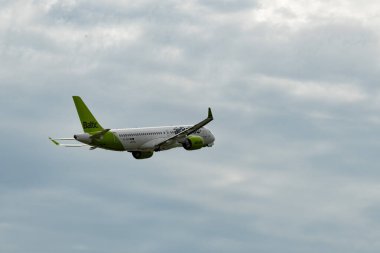 Zürih, İsviçre, 5 Ağustos 2025 YL-AAV Hava Baltık Bombacısı CS-300 veya Airbus A220-300 uçağı 16 nolu pistten kalkıyor.