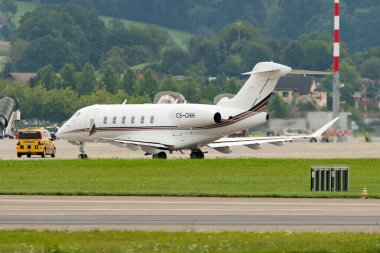 Zürih, İsviçre, 5 Ağustos 2025 CS-CHH Net Jets Bombacı Challenger 350 uçağı kalkış pozisyonuna geçiyor.