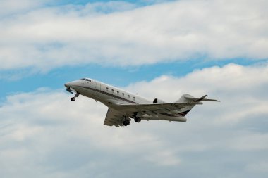 Zürih, İsviçre, 5 Ağustos 2025 CS-CHH Net Jets Bombacı Challenger 350 uçağı kalkıyor.