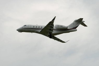 Zürih, İsviçre, 5 Ağustos 2025 CS-CHH Net Jets Bombacı Challenger 350 uçağı kalkıyor.