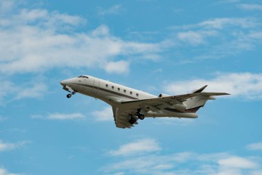 Zürih, İsviçre, 5 Ağustos 2025 CS-CHH Net Jets Bombacı Challenger 350 uçağı kalkıyor.