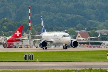 Zürih, İsviçre, 5 Ağustos 2025 SX-NEV Aegean Airbus A320-271N uçağı kapıya yanaşıyor.