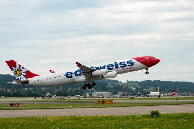 Zürih, İsviçre, 5 Ağustos 2025 HB-JME Edelweiss Air Airbus A340-313 pistten kalkıyor.