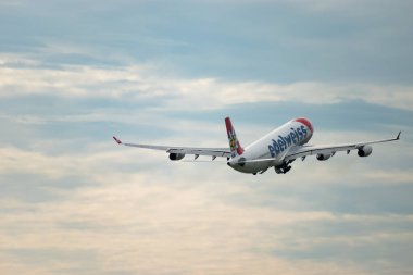Zürih, İsviçre, 5 Ağustos 2025 HB-JME Edelweiss Air Airbus A340-313 pistten kalkıyor.
