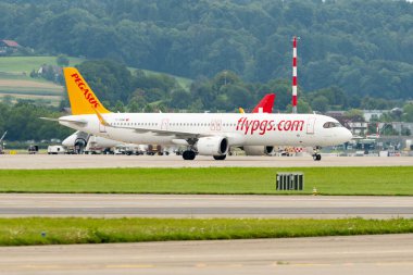 Zürih, İsviçre, 5 Ağustos 2025 TC-RBM Pegasus Airbus A321-251N uçağı kapıya yanaşıyor.