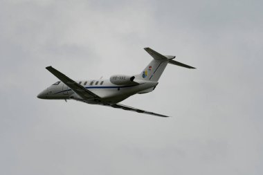 Zürih, İsviçre, 5 Ağustos 2025 HB-VAE Cat Aviation Pilatus PC-24 uçağı kalkıyor.