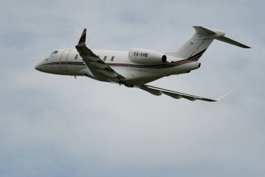 Zürih, İsviçre, 5 Ağustos 2025 CS-CHB Net Jets Bombacı Challenger 350 uçağı kalkıyor.