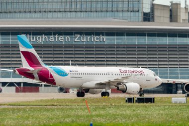 Zürih, İsviçre, 5 Ağustos 2025 9H-EUP Eurowings Airbus A320-214 uçakları kapıya doğru ilerliyor.