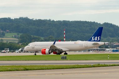 Zürih, İsviçre, 5 Ağustos 2025 SE-ROP SAS SCandinavian Airlines Airbus A320-251N uçağı kalkış konumuna geçiyor.