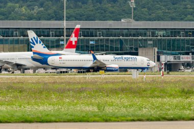 Zürih, İsviçre, 5 Ağustos 2025 TC-SEZ Sun Express Boeing 737-8HC uçağı kalkış pozisyonuna doğru ilerliyor.