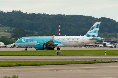 Zürih, İsviçre, 5 Ağustos 2025 G-TTNA British Airways Airbus A320-251N uçağı kalkış konumuna geçiyor.