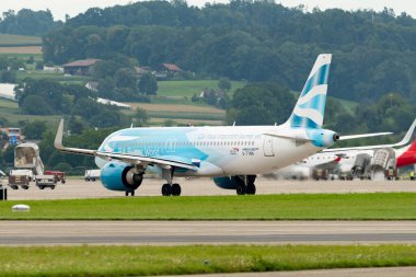 Zürih, İsviçre, 5 Ağustos 2025 G-TTNA British Airways Airbus A320-251N uçağı kalkış konumuna geçiyor.