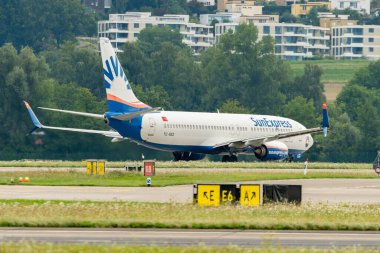 Zürih, İsviçre, 5 Ağustos 2025 TC-SEZ Sun Express Boeing 737-8HC uçağı kalkış pozisyonuna doğru ilerliyor.