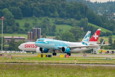 Zürih, İsviçre, 5 Ağustos 2025 G-TTNA British Airways Airbus A320-251N uçağı kalkıyor.