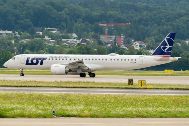 Zürih, İsviçre, 5 Ağustos 2025 SP-LEA LOT Polonya Havayolları Embraer E195-E2 uçağı kalkış konumuna geçiyor