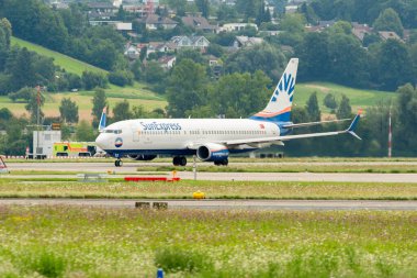 Zürih, İsviçre, 5 Ağustos 2025 TC-SEZ Sun Express Boeing 737-8HC uçağı kalkıyor.