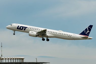Zürih, İsviçre, 5 Ağustos 2025 SP-LEA LOT Polonya Havayolları Embraer E195-E2 uçağı kalkıyor.