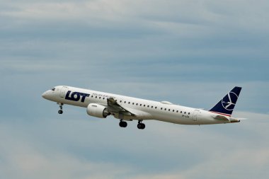 Zürih, İsviçre, 5 Ağustos 2025 SP-LEA LOT Polonya Havayolları Embraer E195-E2 uçağı kalkıyor.