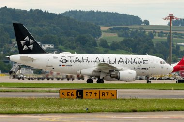 Zürih, İsviçre, 5 Ağustos 2025 D-AIBH Lufthansa Star Alliance Airbus A319-112 uçakları kapıya doğru ilerliyor.