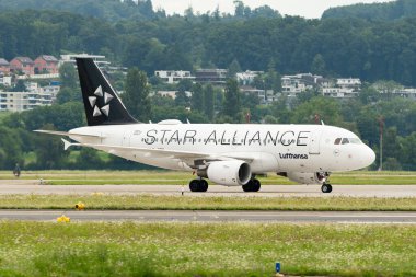 Zürih, İsviçre, 5 Ağustos 2025 D-AIBH Lufthansa Star Alliance Airbus A319-112 uçakları kapıya doğru ilerliyor.