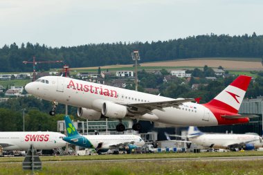 Zürih, İsviçre, 5 Ağustos 2025 OE-LBL Avusturya Havayolları Airbus A320-214, 28 numaralı pistten kalkıyor.